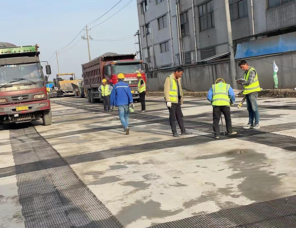 鞍山老材料的新故事：玻璃纤维土工格栅如何在‘白改黑’浪潮中重获新生？